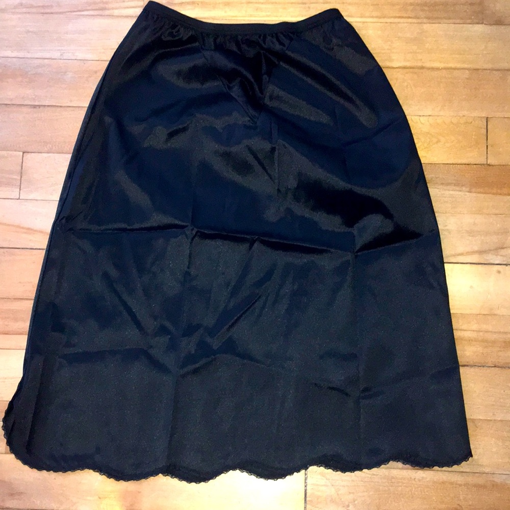 Vanity Fair Taffeta Acetate Blk Slip Scalloped Hem